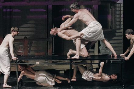 Henrik Ibsen, Viktor Ivančić: Sovražnik ljudstva / Timon Šturbej, Kaja Petrović, Marko Mandić, Jure Henigman, Maks Dakskobler, Benjamin Krnetić Foto: Toni Soprano Meneglejte