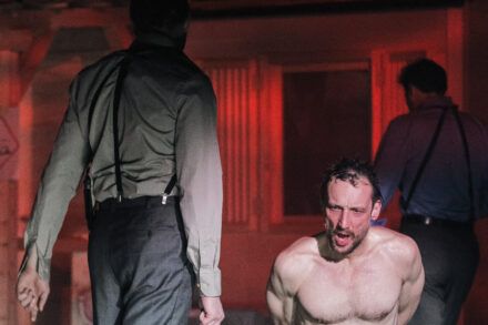 Henrik Ibsen, Viktor Ivančić: Sovražnik ljudstva / Timon Šturbej, Marko Mandić in Benjamin Krnetić Foto: Toni Soprano Meneglejte