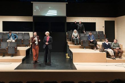 Ivan Viripajev: Iranska konferenca / Benjamin Krnetić, Marko Mandić, Nina Valič, Saša Pavček, Janez Škof, Nejc Cijan Garlatti, Tamara Avguštin in Gregor Baković Foto: Peter Uhan