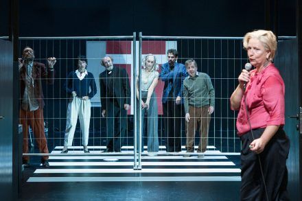 Ivan Viripajev: Iranska konferenca / Marko Mandić, Tamara Avguštin, Janez Škof, Saša Pavček, Nejc Cijan Garlatti, Gregor Baković in Nina Valič Foto: Peter Uhan