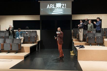 Ivan Viripajev: Iranska konferenca / Saša Pavček, Benjamin Krnetić, Marko Mandić, Tamara Avguštin, Janez Škof, Gregor Baković in Nejc Cijan Garlatti Foto: Peter Uhan